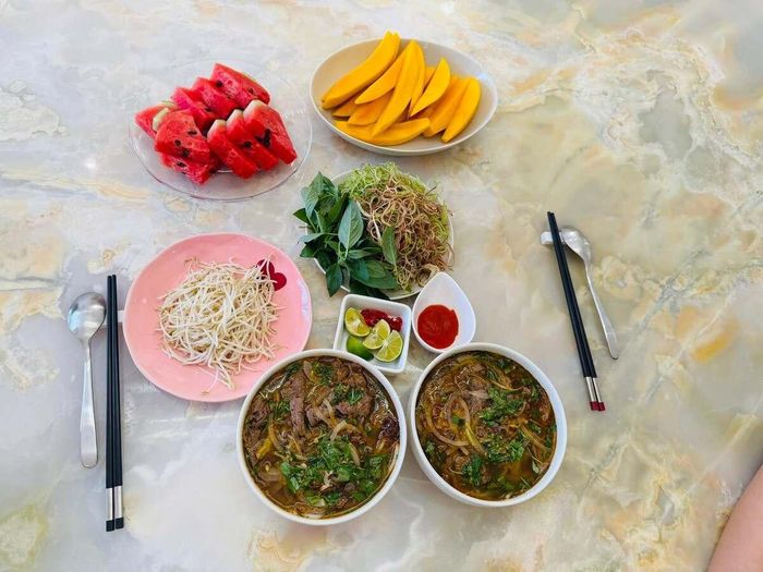 Tô bún Huế chay được Hồ Quỳnh Hương bày biện đẹp mắt với các lát thịt chay xen kẽ hành tây thái mỏng kèm rau thơm. Bún Huế chay sẽ dùng nước lèo hầm từ các loại rau củ như củ cải trắng, cà rốt, nấm rơm, hành tây, sả... cho ngọt nước. Phần topping sử dụng bò lát chay (thường làm từ đậu nành, bột mì, nấm,...) hoặc có thể thay thế bằng giò nấm, tàu hủ ki, đậu hũ chiên. Ca sĩ đất mỏ Quảng Ninh chuẩn bị nhiều loại rau sống ăn kèm như giá đỗ, hoa chuối bào mỏng, rau húng quế, giúp cân bằng độ đậm đà của nước dùng, giải ngấy, đồng thời tăng cường chất xơ cho cơ thể. Ngôi sao cho hay.
