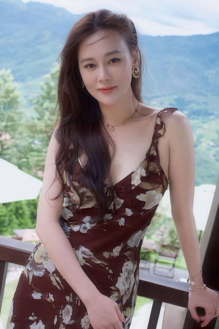 Trên mạng xã hội, cô thường xuyên chia sẻ những khoảnh khắc đời thường như cùng các con đi dạo, chuẩn bị bữa ăn, chơi đùa hay ghi lại những cột mốc phát triển đầu đời của Jimmy và Jenny. Những hình ảnh giản dị ấy nhận được nhiều lời khen bởi sự gần gũi và tràn ngập không khí gia đình.