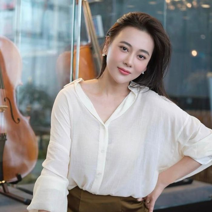Từng là gương mặt quen thuộc của phim truyền hình Việt với nhiều vai diễn để lại dấu ấn, Phương Oanh hiện có cuộc sống bình yên bên gia đình nhỏ. Sau khi trở thành mẹ của cặp song sinh Jimmy và Jenny, nữ diễn viên dành phần lớn thời gian chăm sóc các con, đồng thời cân bằng giữa công việc kinh doanh và cuộc sống cá nhân.