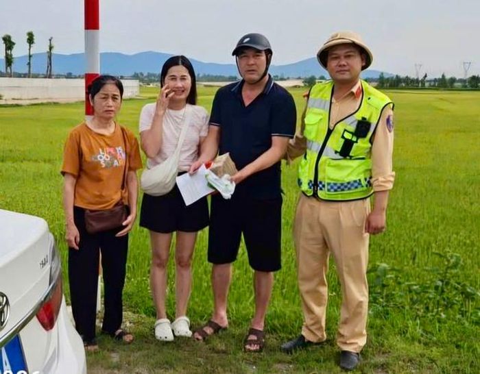 Lực lượng chức năng bàn giao tài sản cho người dân. Ảnh: CSGTQT.