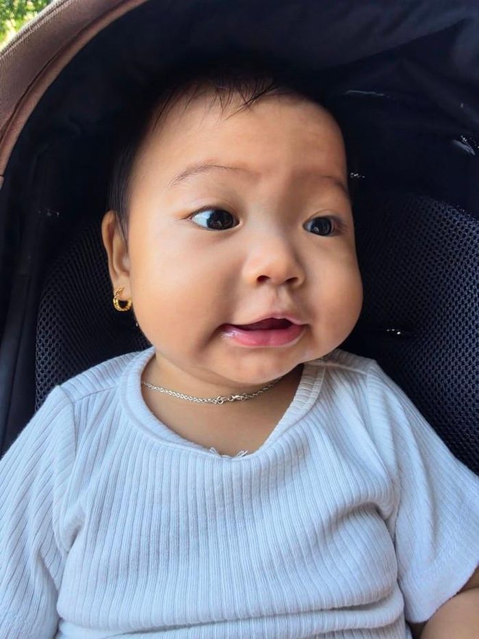 Biểu cảm hài hước của con gái H'Hen Niê khi "khoe" chiếc răng sữa đầu tiên.