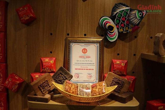 Những thức quà mang đậm dấu ấn ẩm thực Hà Nội có mặt tại gian hàng, như: ô mai Hồng Lam, bánh chả Quế Hương, bánh nướng thập cẩm và bánh dẻo Phương Soát, bánh nướng nhân cốm Gia Trịnh Bakery, chả cốm Tân Việt Hương…