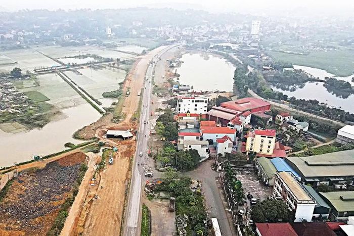 Quốc lộ 6 đoạn Ba La - Xuân Mai vẫn thi công “xôi đỗ”, có đoạn triển khai, có đoạn chưa thể thi công do vướng mặt bằng. (Ảnh L.T.)