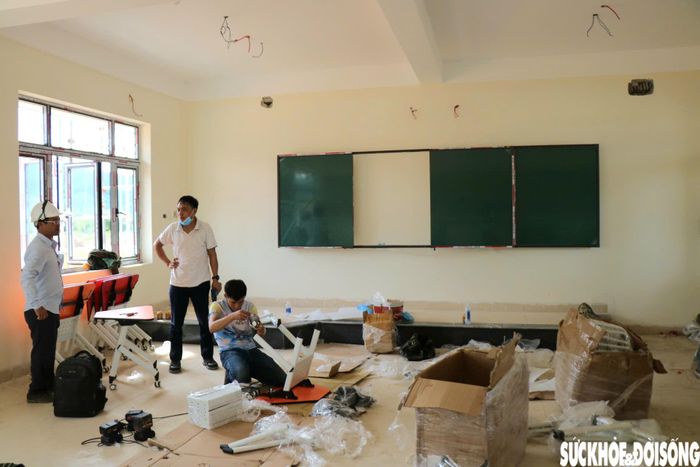 Các phòng học sau khi hoàn thiện phần tường, trần và các hạng mục kỹ thuật sẽ tiếp tục được lắp đặt thiết bị, từng bước hoàn thiện để sẵn sàng đón học sinh. Ảnh: H.Dũng.