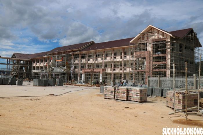 Trong thời gian qua, chủ đầu tư đốc thúc nhà thầu tập trung nhân lực để đẩy nhanh tiến độ thi công. Đặc biệt, công trình nhận được sự hỗ trợ của Bộ Chỉ huy Quân sự TP Huế với 150 cán bộ, chiến sĩ. Ảnh: H.Dũng.