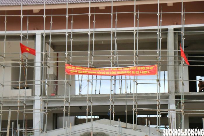 Tại các dãy phòng học, nhiều công nhân đang tập trung hoàn thiện những phần việc cuối. Ảnh: H.Dũng.