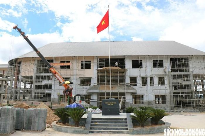 Ghi nhận ở công trường Trường phổ thông nội trú liên cấp Tiểu học và Trung học cơ sở tại xã A Lưới 4, không khí thi công những ngày này diễn ra khẩn trương. Ảnh: H.Dũng.