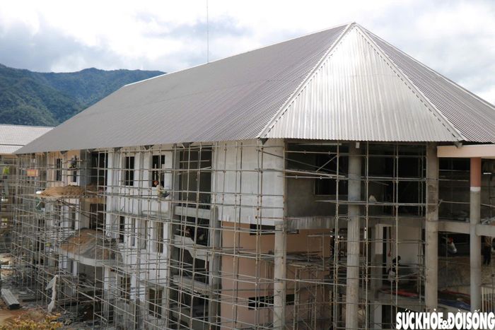 Trực tiếp giám sát, chỉ đạo thi công tại hiện trường, ông Hồ Hữu Phú, Phó Giám đốc phụ trách Ban QLDA Đầu tư xây dựng khu vực 2 cho biết, đến nay tiến độ thi công công trình đạt trên 82%. Ảnh: H.Dũng.