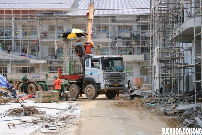 Mặc cho thời tiết nắng nóng, hàng trăm công nhân cùng cán bộ, chiến sĩ Bộ Chỉ huy Quân sự TP Huế vẫn miệt mài làm việc. Ảnh: H.Dũng.