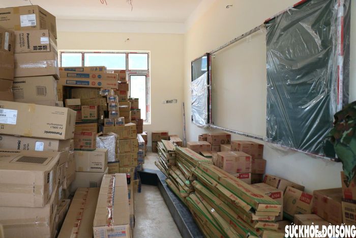 Những thiết bị phục vụ dạy và học đã được tập kết sẵn, chờ lắp đặt. Ảnh: H.Dũng.