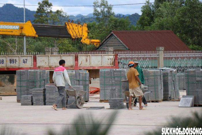 Mỗi ngày, hơn 450 công nhân, cán bộ, chiến sĩ được huy động trên công trường. Từng nhóm nhân lực được phân chia thực hiện các phần việc khác nhau, từ hoàn thiện tường, sơn, tô đến lắp đặt các thiết bị bên trong phòng học. Ảnh: H.Dũng.