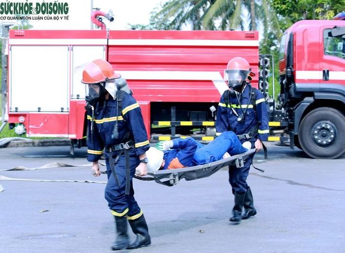 Lực lượng PCCC và CNCH triển khai phương án tiếp cận, đưa người bị nạn ra khỏi khu vực nguy hiểm trong tình huống giả định. ẢNH: V. Đồng.