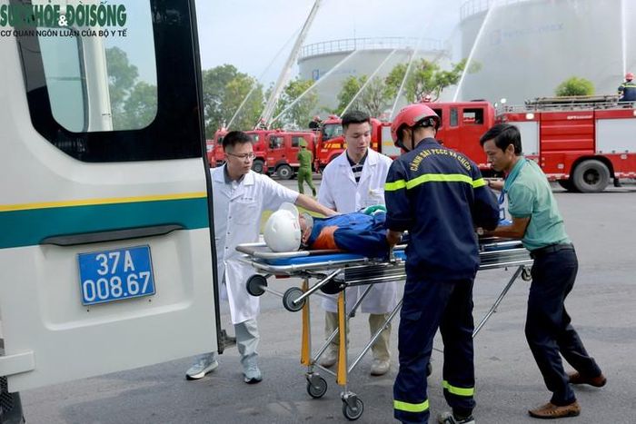 Lấy người dân làm trung tâm, lực lượng PCCC và CNCH tiếp tục nâng cao hiệu quả phòng ngừa, xử lý sự cố, bảo vệ tính mạng và tài sản của nhân dân. Ảnh: V. Đồng.