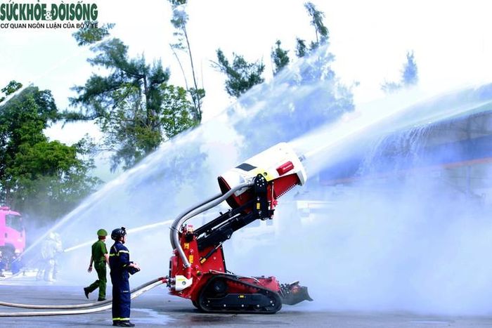 Ngay khi tình huống giả định xảy ra, lực lượng chữa cháy nhanh chóng triển khai vòi phun, tạo thành nhiều hướng tiếp cận khu vực nguy hiểm. Ảnh: V. Đồng.