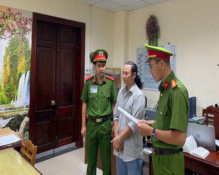 Cơ quan Cảnh sát điều tra tống đạt các quyết định tố tụng đối với chủ hộ kinh doanh Phạm Văn Tân. Ảnh: Công an TP Cần Thơ. 