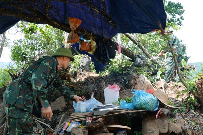 Chuẩn bị thực phẩm và dụng cụ phục vụ bữa ăn. Ảnh: Tuấn An