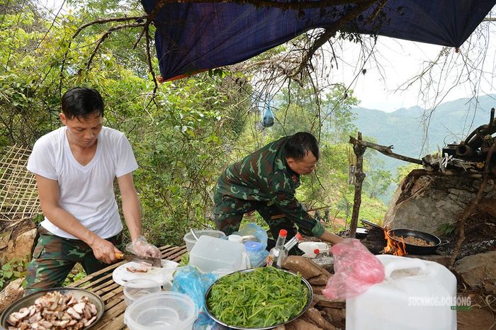 Thực phẩm được chế biến ngay tại điểm tìm kiếm để bảo đảm bữa ăn nóng cho bộ đội. Ảnh: Tuấn An