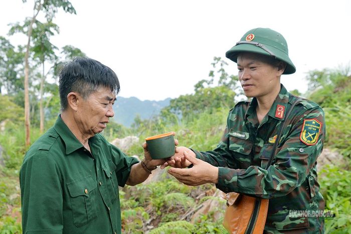 Thiếu tá Sầm Minh Phú chăm sóc, động viên đồng đội. Ảnh: Tuấn An