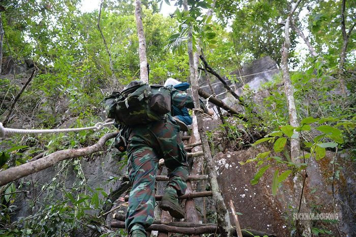 Chiến sĩ vượt địa hình dốc đứng để đến khu vực tìm kiếm. Ảnh: Tuấn An