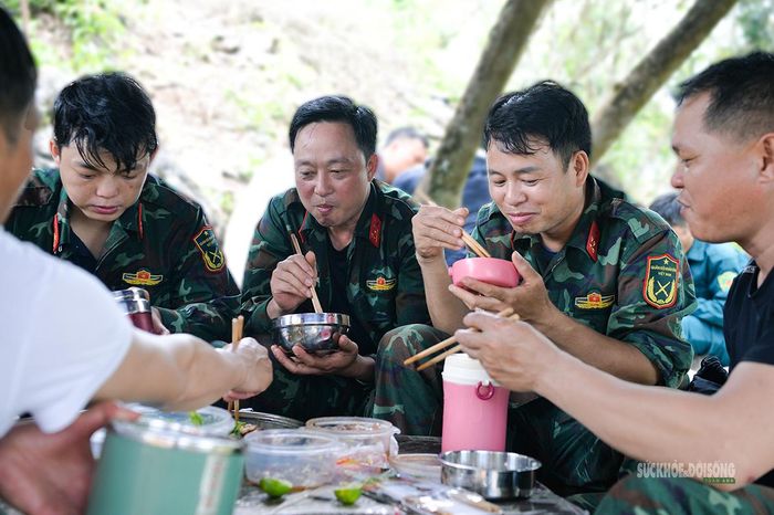 Bữa cơm giữa rừng gắn kết những người cùng chung nhiệm vụ. Ảnh: Tuấn An