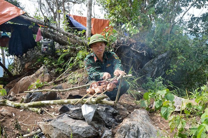 Thiếu tá Sầm Minh Phú, người lính quân y kiêm nhiệm hậu cần chăm chút từng bữa ăn cho đồng đội. Ảnh: Tuấn An