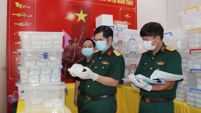 Công tác tiếp nhận, bảo quản mẫu hài cốt liệt sĩ tại phòng lưu trữ mẫu được thực hiện trang nghiêm, chặt chẽ. Ảnh: Lê Sáu