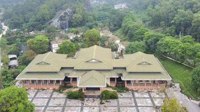 Trung tâm Hội nghị Hàm Rồng bỏ hoang suốt nhiều năm. Ảnh: Ngọc Hưng.
