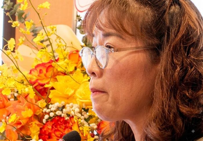 Chị Thơm không kìm nén được cảm xúc khi kể về người anh trai. Ảnh: Lê Bảo
