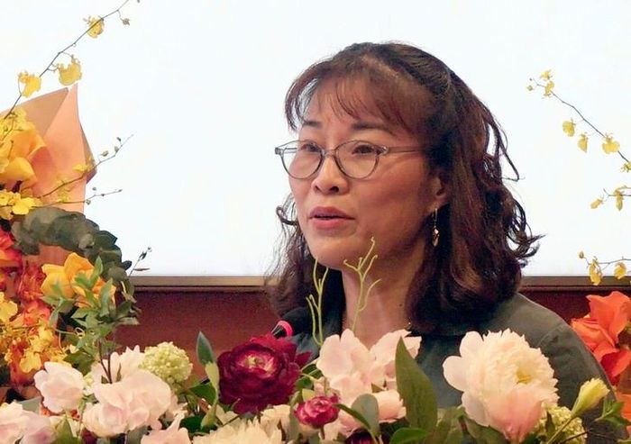 Chị Ngô Thị Thơm chia sẻ câu chuyện về anh trai sau khi chết não đã hiến 6 tạng, trao cơ hội cho 7 người. Ảnh: Lê Bảo