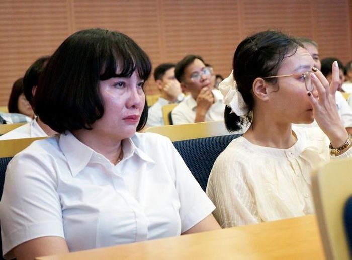 Các đại biểu không giấu được niềm xúc động khi lắng nghe câu chuyện của chị Thơm. Ảnh: Lê Bảo