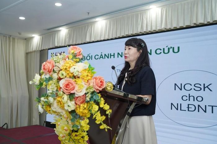 TS.BS Nguyễn Thu Giang, Viện Phát triển Sức khỏe cộng đồng Ánh sáng – LIGHT trình bày báo cáo tại hội thảo.