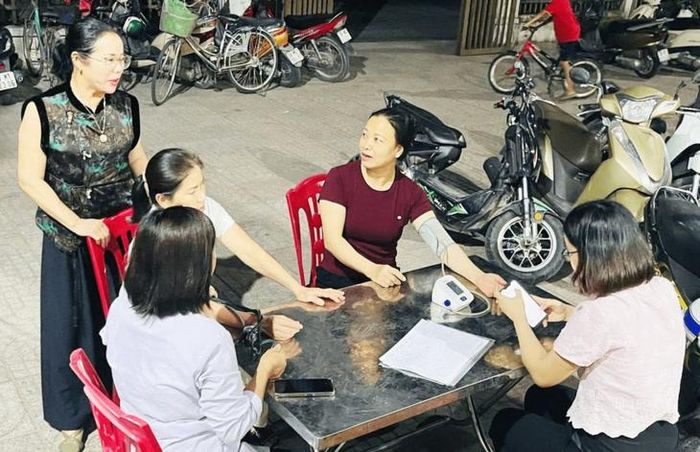 Trạm Y tế xã Thạch Hà tranh thủ ban đêm đến từng gia đình khám sàng lọc cho người dân. Ảnh: Nhật Thắng.