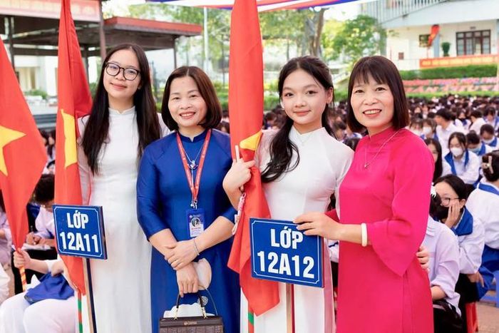 Cô giáo Nguyễn Thị Lệ Hằng (áo xanh), Trường THPT Hàn Thuyên (Bắc Ninh).