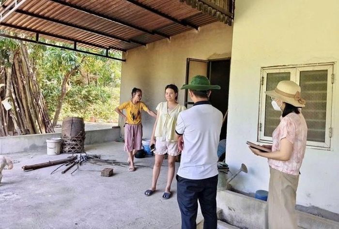 Lực lượng chức năng điều tra ca nghi dại tại thôn Thanh Hương, xã Thanh Quân. Ảnh: CDC Thanh Hóa.