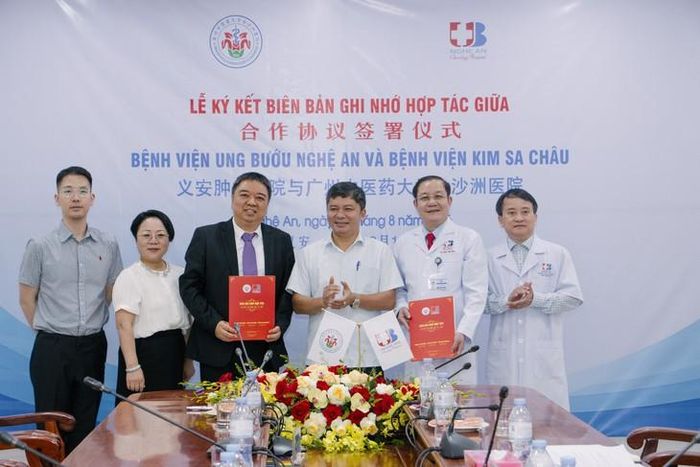Đại diện Bệnh viện Ung bướu Nghệ An và Bệnh viện Kim Sa Châu trao Biên bản ghi nhớ hợp tác. ẢNH: T.T.