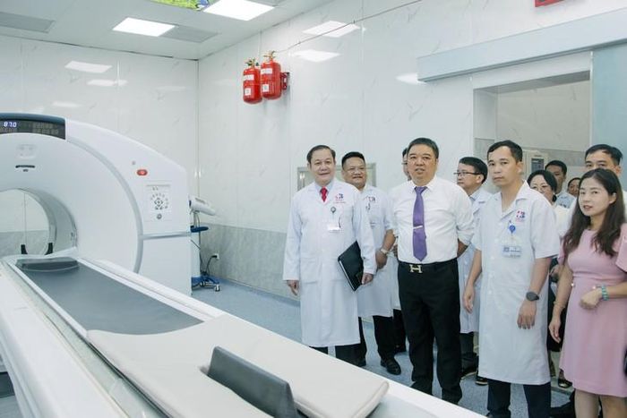 Đoàn công tác Bệnh viện Kim Sa Châu tham quan hệ thống trang thiết bị tại Bệnh viện Ung bướu Nghệ An. ẢNH: T.T.