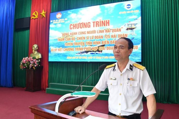 Thượng tá Hà Văn Hậu – Phó Chính ủy Lữ đoàn 125 tuyên truyền biển, đảo và giới thiệu truyền thống Hải quân cho các đại biểu. Ảnh: Xuân Hóa.