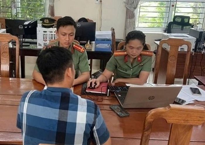 Công an phường Liêm Tuyền làm việc với ông P.C.Q. Ảnh: Công an tỉnh Ninh Bình.