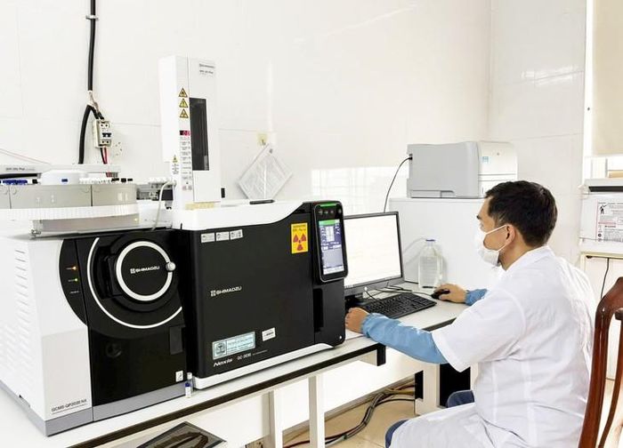 Sở Y tế yêu cầu Trung tâm Kiểm nghiệm thuốc, mỹ phẩm, thực phẩm tăng cường lấy mẫu, kiểm nghiệm chất lượng, kịp thời thông báo kết quả đối với các mẫu vi phạm để Sở Y tế xem xét, xử lý.