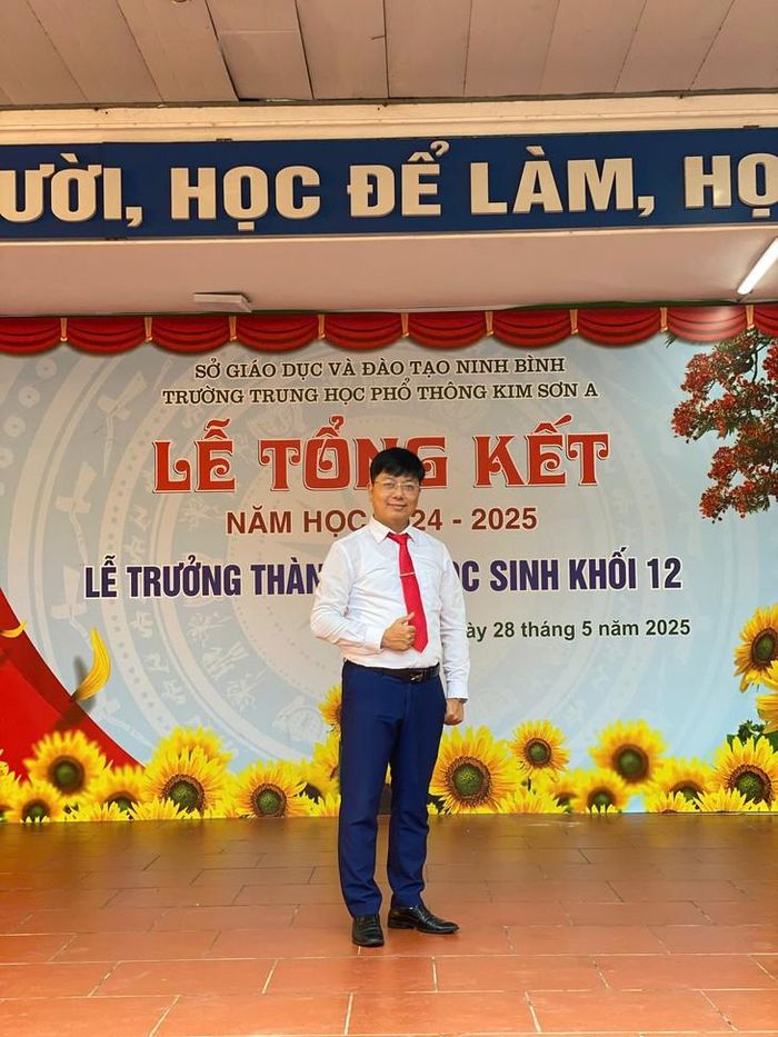 Thầy giáo Đinh Cao Thượng, Trường THPT Kim Sơn A (tỉnh Ninh Bình).
