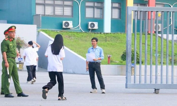 Thí sinh đến điểm thi Trường THPT Chuyên Tuyên Quang làm bài thi môn Ngữ văn sáng 14/8. Ảnh: Thanh Hùng