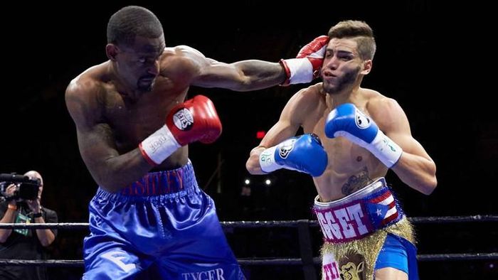 Terrel Williams (trái) liên tục tung những cú đấm trái luật vào phía sau gáy của Colon, có thể gây tổn thương nghiêm trọng đến hệ thần kinh. Ảnh: Suzanne Teresa/Premier Boxing Champions.