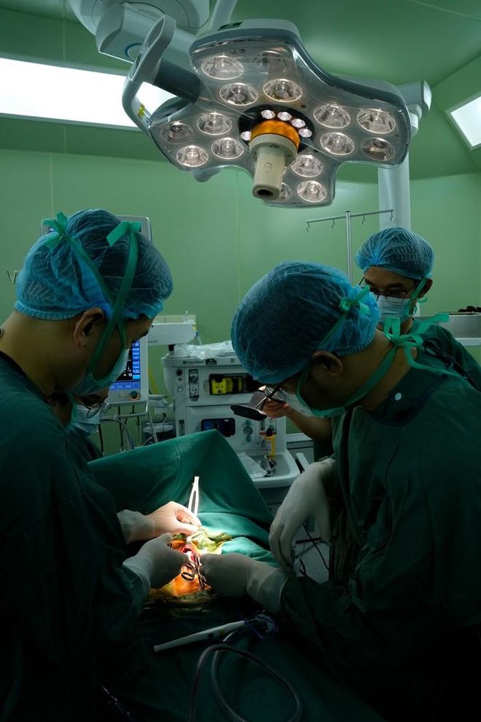 Các thầy thuốc của Bệnh viện Bạch Mai phẫu thuật cho người bệnh bị hẹp động mạch cảnh.  Ảnh: Thế Anh