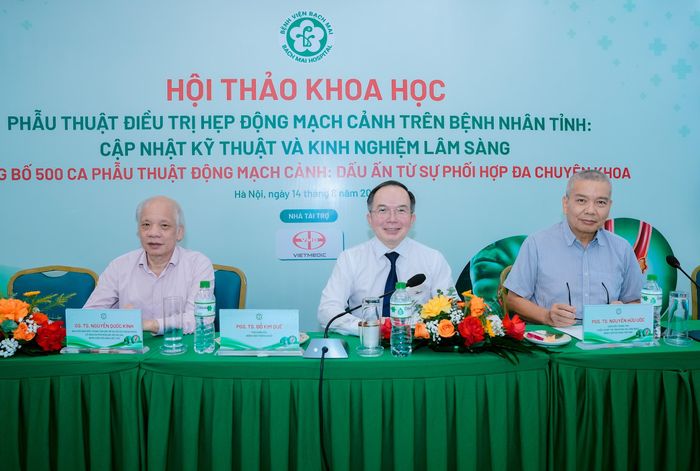 GS.TS Nguyễn Quốc Kính - Chủ tịch Hội Gây mê hồi sức; PGS.TS Đỗ Kim Quế - Chủ tịch Hội Phẫu thuật Tim mạch - Lồng ngực TP Hồ Chí Minh; PGS.TS Nguyễn Hữu Ước - Chủ tịch Hội Bệnh mạch máu Việt Nam đồng chủ trì hội thảo.  Ảnh: Thế Anh