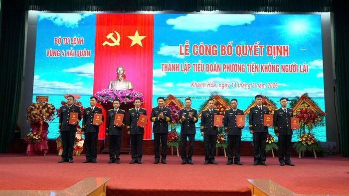 Trao quyết định bổ nhiệm cán bộ Tiểu đoàn. Ảnh: Minh Châu.