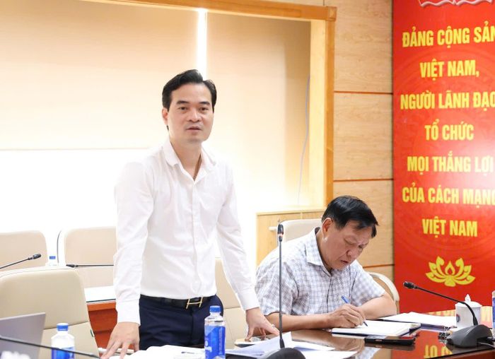 Cục trưởng Cục An toàn thực phẩm Chu Quốc Thịnh báo cáo tại cuộc họp. Ảnh Trần Minh