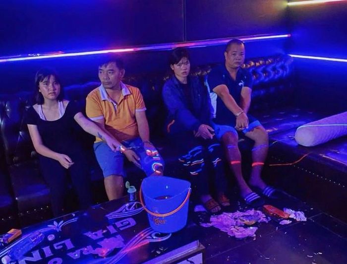 Phát hiện 4 người sử dụng ma túy trong phòng karaoke. Ảnh: Công an TP Hà Nội.