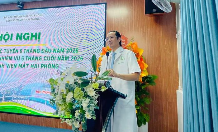BS.CKII Nguyễn Đức Quân, Giám đốc Bệnh viện Mắt Hải Phòng phát biểu tại Hội nghị. Ảnh: TD