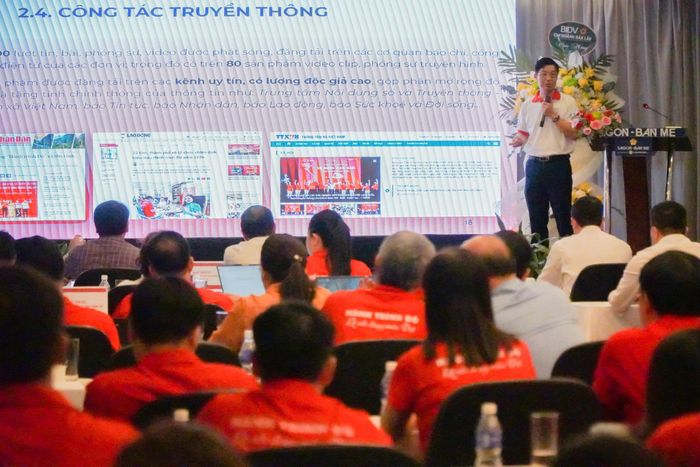 PGS.TS. Trần Ngọc Quế, Giám đốc Trung tâm Máu Quốc gia, Viện Huyết học – Truyền máu Trung ương, Phó trưởng Ban tổ chức Hành trình Đỏ báo cáo về kết quả của chương trình.  Ảnh: Lê Hoài