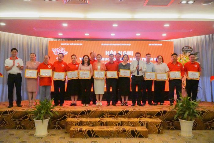 PGS.TS. Vũ Đức Bình và PGS.TS. Trần Ngọc Quế tặng giấy chứng nhận cho các Ban Chỉ đạo Vận động hiến máu tình nguyện.